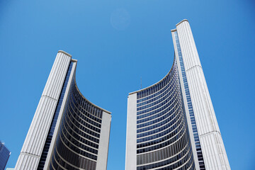 Obraz premium 11 July of 2026 Toronto, Canada, excursion view of Toronto City Hall and its distinctive curved towers.