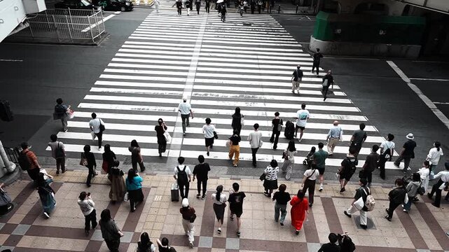 都市の横断歩道を渡る人々　スローモーション