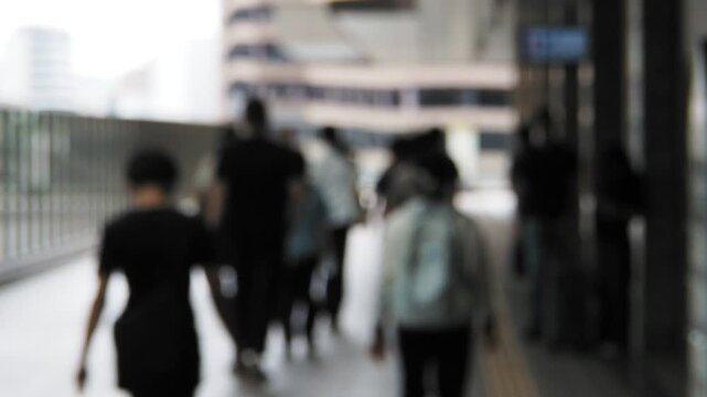 都市と歩行者のぼかし風景　スローモーション