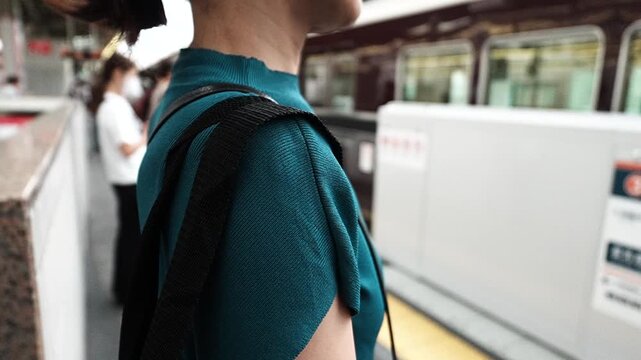 電車を待つ女性