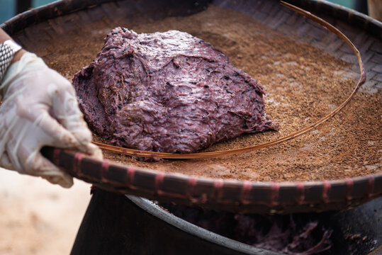 The process of making Khao Nuk Nga (Lanna-style sticky rice mixed with sesame seeds), a traditional snack from Northern Thailand.
