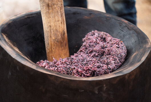 The process of making Khao Nuk Nga (Lanna-style sticky rice mixed with sesame seeds), a traditional snack from Northern Thailand.