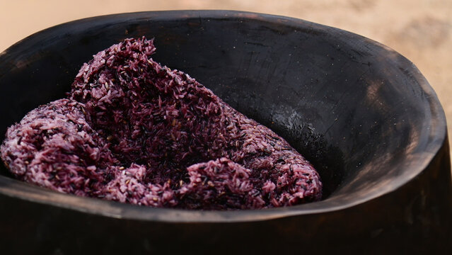 The process of making Khao Nuk Nga (Lanna-style sticky rice mixed with sesame seeds), a traditional snack from Northern Thailand.