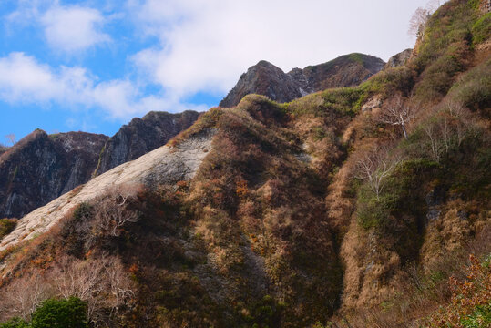 長野県の雨飾山、笹平下から望む雨飾山東南稜と雨飾山
