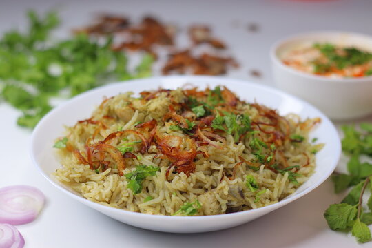 Green chicken pulao with fragrant rice, tender chicken, fried onions and fresh coriander garnish