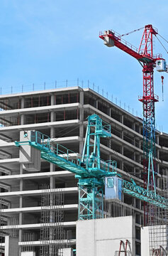 Crane and vertical rebar columns on construction