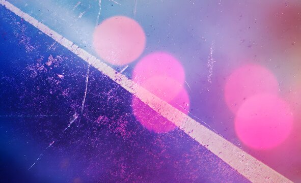 Fond Abstrait Textur&eacute; avec Effet Film Ray&eacute;, Lumi&egrave;re Bokeh Rose et Nuances Bleues pour Cr&eacute;ation Graphique Retro et Artistique