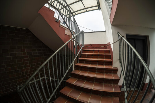 Treppe mit Absperrkette am Gel&auml;nder