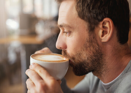 Mann trink zum Fr&uuml;hst&uuml;ck eine Tasse Kaffee