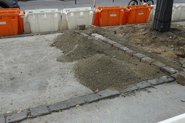 Chantier d'aménagement paysager et pose de bordures et pavés dans la rue © luzulee