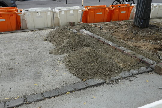 Chantier d'am&eacute;nagement paysager et pose de bordures et pav&eacute;s dans la rue