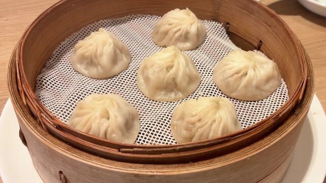 竹製の蒸籠に並んでいる小籠包