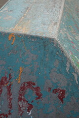Surface de béton en angle avec peinture bleue écaillée et usée © luzulee