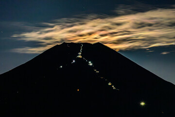 忍野村から富士山と彩雲 © 文明 金本