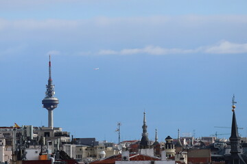 Obraz premium Spectacular aerial view of Madrid with a telecommunications tower on the horizon