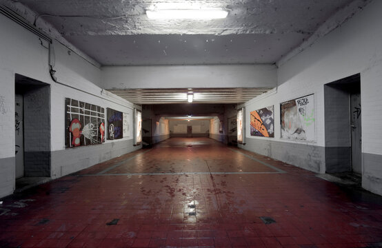 Historisches Farbfoto der nicht mehr existierenden, unheimlichen, menschenleeren und maroden Unterf&uuml;hrung am Franfurter Ostbahnhof mit bunter, sp&auml;rlicher Beleuchtung am Abend, 11.April. 2008