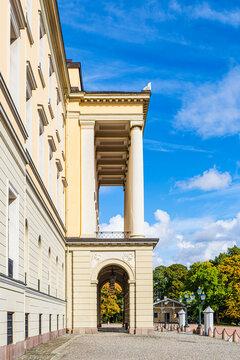 Blick auf das K&ouml;nigliche Schloss mit S&auml;ulen in Oslo, Norwegen