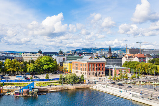 Blick &uuml;ber den Oslofjord auf historische Geb&auml;ude in Oslo, Norwegen