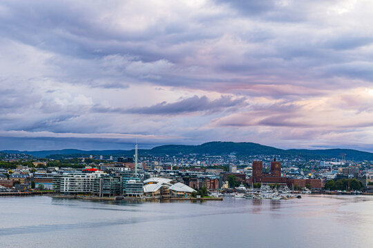 Blick &uuml;ber den Oslofjord auf das Rathaus in Oslo, Norwegen