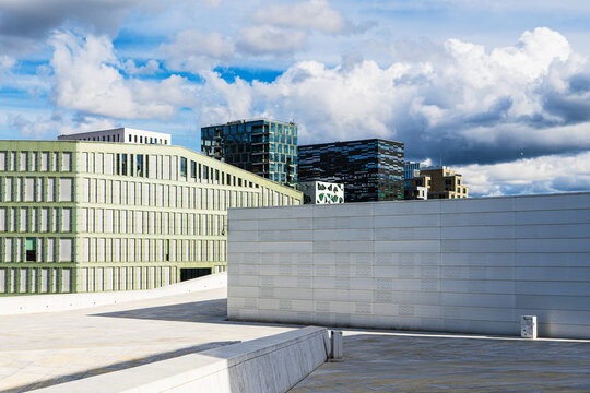 Blick auf moderne Geb&auml;ude und Wolken in Oslo, Norwegen