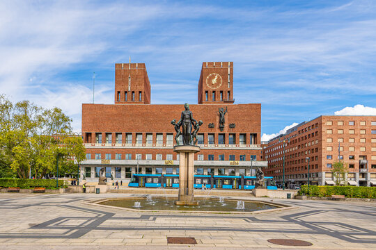 Blick auf das Ratshaus mit Brunnen und Skulptur in Oslo, Norwegen