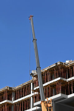 Mobile crane telescopic boom and construction site