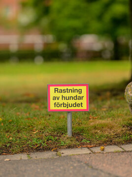 Swedish sign prohibiting dogs from relieving themselves outdoors.