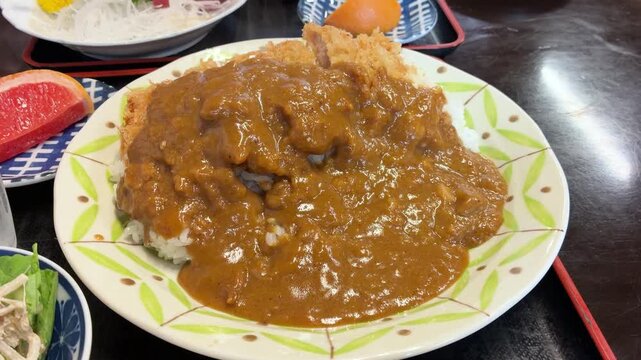 カツカレー ザクザクのカツとスパイシーカレーの人気料理