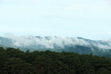 Obraz premium clouds over the mountains in Da Lat, Vietnam 