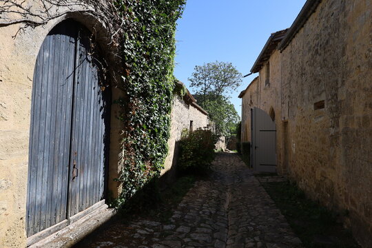 Vieille rue typique, ville de Saint Macaire, d&eacute;partement de la Gironde, France