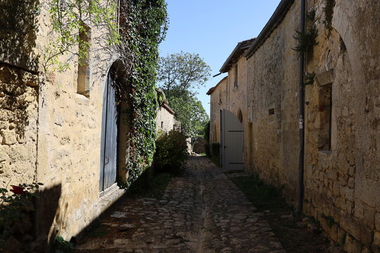 Vieille rue typique, ville de Saint Macaire, d&eacute;partement de la Gironde, France