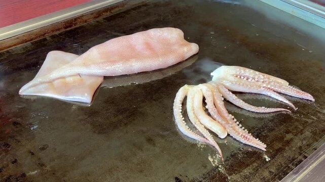 鉄板で焼くイカの姿焼き