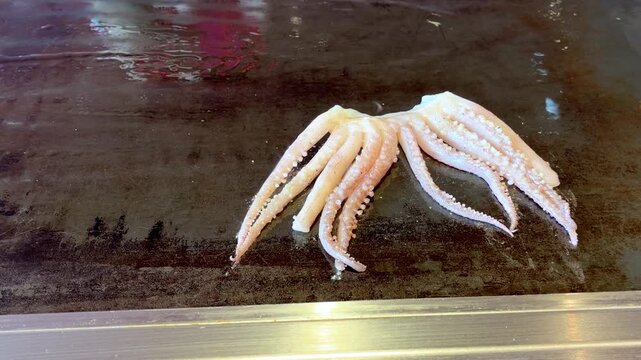 鉄板で焼くイカの姿焼き