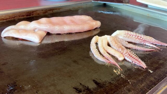 鉄板で焼くイカの姿焼き