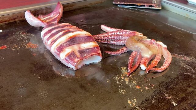 鉄板で焼くイカの姿焼き