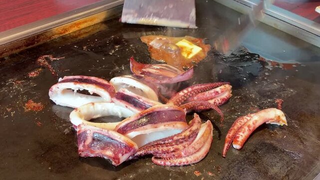 鉄板で焼くイカの姿焼き