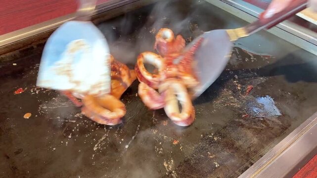 鉄板で焼くイカの姿焼き