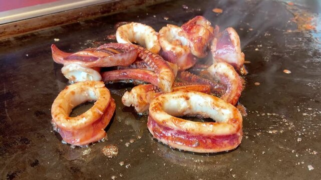 鉄板で焼くイカの姿焼き