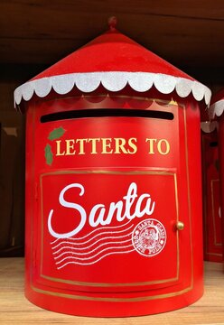 Vista de cerca de un buz&oacute;n navide&ntilde;o de metal y forma cil&iacute;ndrica y cubierta c&oacute;nica con texto Letters for Santa, para enviar cartas a Santa Claus en el estante de un comercio	