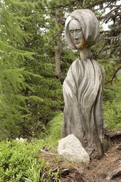 Wooden sculpture by the artist Toni Reinstadler from Sulden on the Wurzelweg, mountain village of Sulden, Solda, district of the municipality of Stilfs, Suldental, Ortler Alps, Ortles, Vinschgau, Trentino-South Tyrol, Italy