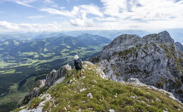 Mountaineer on a narrow ridge path, traversing the Hackenk&ouml;pfe, Kaisergebirge, Wilder Kaiser, Kitzb&uuml;hler Alpen, Tyrol, Austria