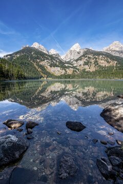 Reflection in Taggart Lake, view of the Teton Range, peaks Grand Teton and Teewinot Mountain, autumn, Grand Teton National Park, Wyoming, USA