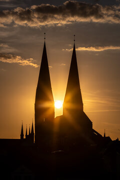 Sonnenuntergang hinter St. Marien &ndash; L&uuml;becks Silhouette (1)