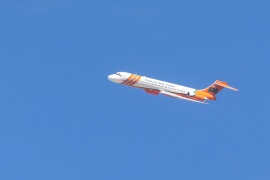 MILFORD CALIFORNIA SEPTEMBER 24, 2026 An Erickson Aero Tanker MD-87 large air tanker banks into a retardant run on the Grade Fire.