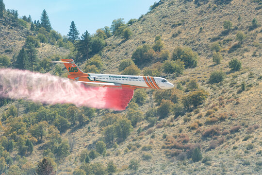 MILFORD CALIFORNIA SEPTEMBER 24, 2026 An Erickson Aero Tanker MD-87 releases a retardant drop over the Grade Fire.