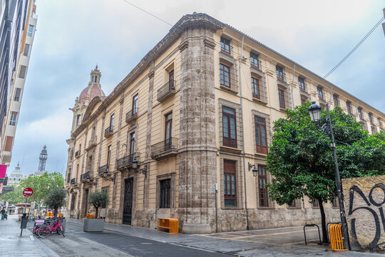 Fa&ccedil;ade arri&egrave;re de l'h&ocirc;tel de ville de Valence, Espagne, &agrave; l'angle de la rue Mayoral et son d&ocirc;me monumental en arri&egrave;re-plan