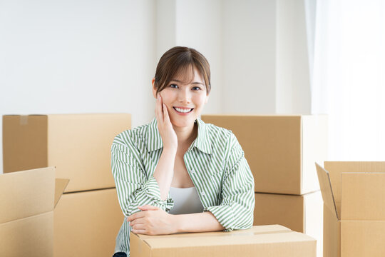 引越しする若い女性