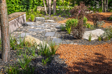 Fototapeta premium A serene backyard garden patio featuring a reflective pond and natural stone landscaping design