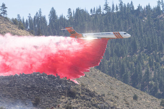 MILFORD CALIFORNIA SEPTEMBER 24, 2026 An Erickson Aero Tanker MD-87 drops retardant close to firefighters on the ground during the Grade Fire.