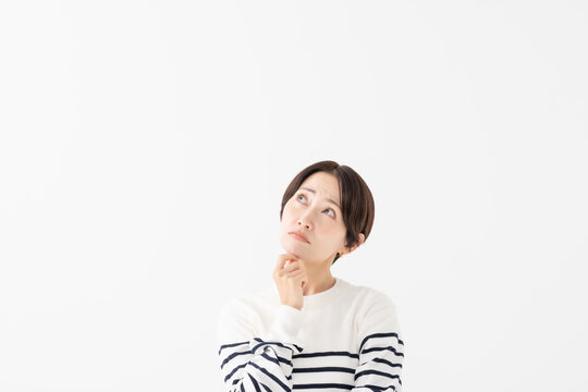 悩む女性